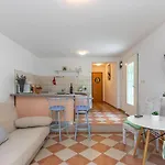 2 Bedroom Front In Ferienhaus Crikvenica